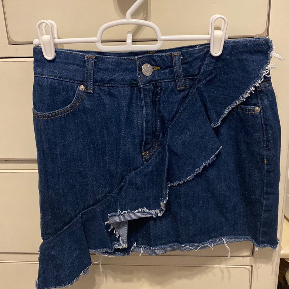 Jean skirt with ruffle.